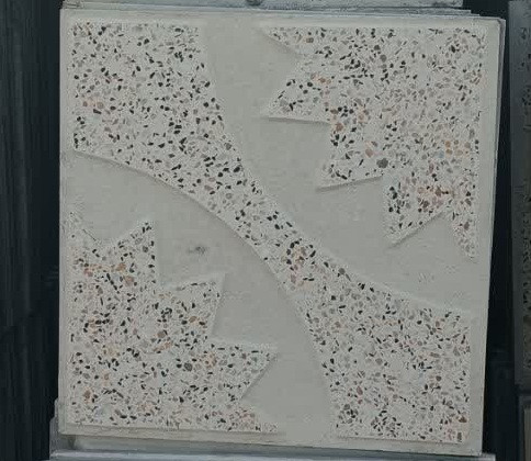 موزاییک پرسی طرح چرخ دنده (سنگ های قرمز، مشکی و سفید) با سیمان سفید سایز 40×40 تولید دستی کد 1047