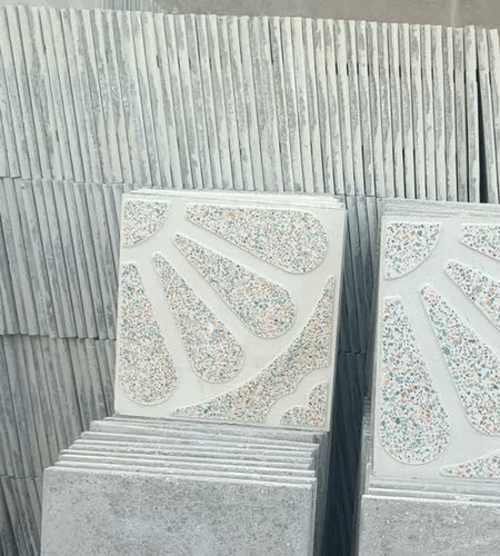 موزاییک پرسی طرح پر طاووس سنگ الوان و سیمان سفید سایز 40×40 تولید دستی کد 1045